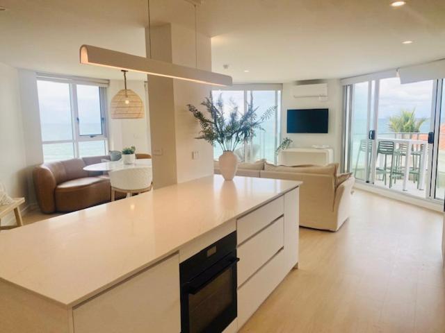 Foreshore Beachfront Apartments Гоулд Коуст Екстериор снимка